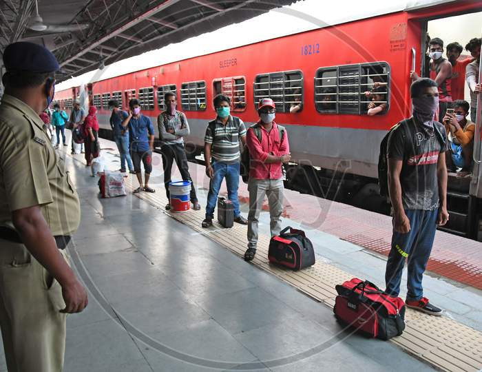 Migrant workers stranded due to lockdown in the emergence of Novel Coronavirus (COVID-19) have returned to Burdwan (Home Town) on a 'Shramik Special' train from Chennai.