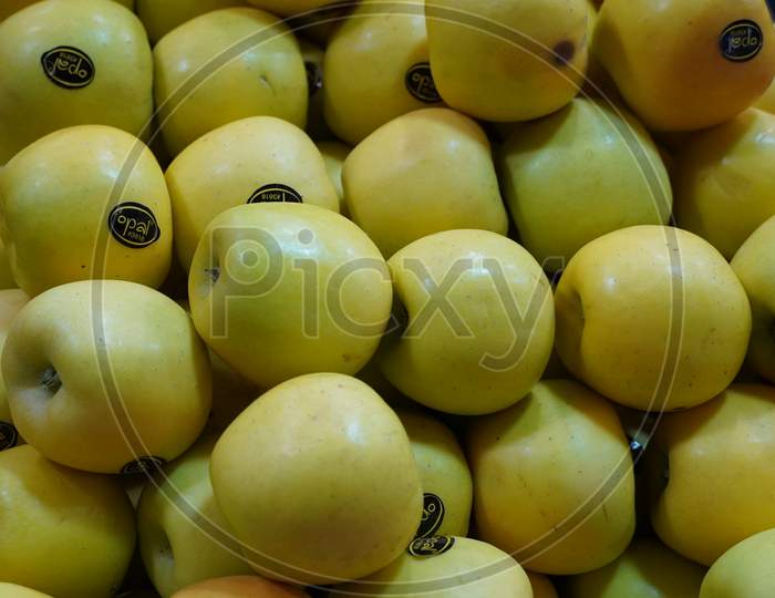 Dubai Uae - November 2019: Bunch Of Yellow Apples On Boxes In Supermarket. Apple Put On Sale Shelves In The Supermarket. Fresh Ripe Apples Displayed Beautifully.