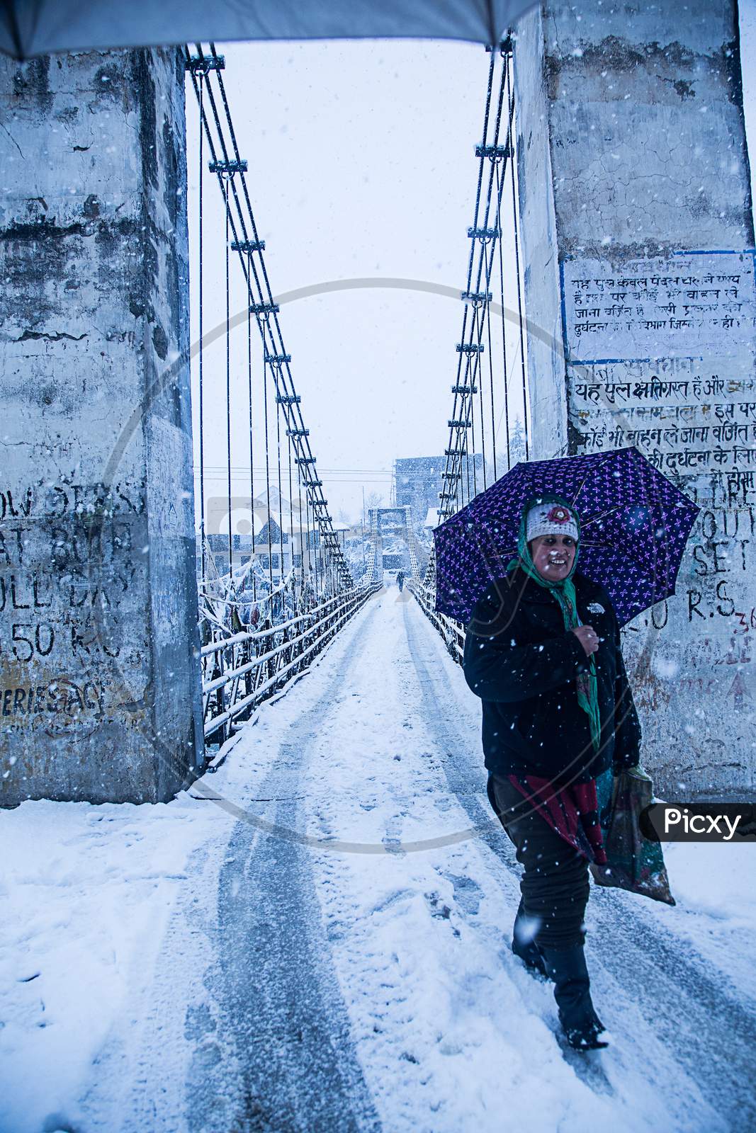 Manali, India - Jan 22, 2019: Heavy Winter Snow Fall, A Person Walking Alone With Umbrella On The Bridge, Wide Angle Shot - Image