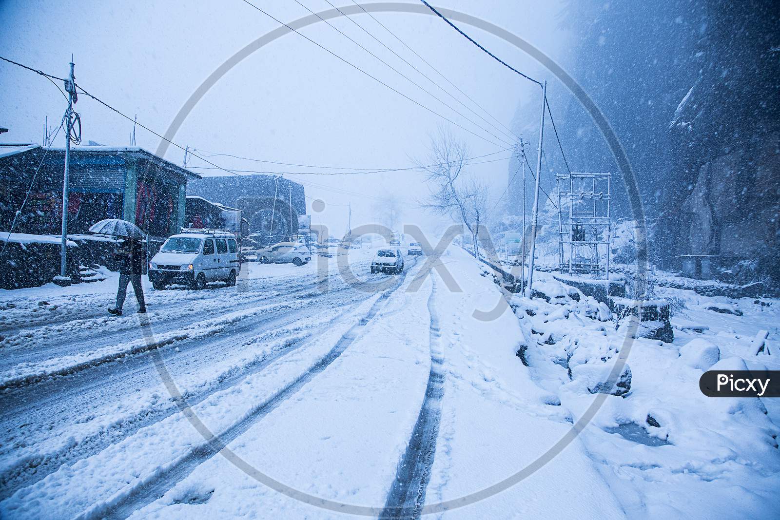 image-of-snow-covered-trees-and-houses-and-vehicle-in-the-winter-winter