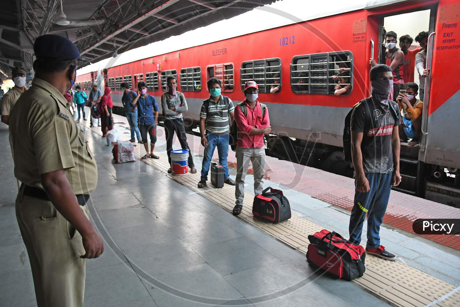 Migrant workers stranded due to lockdown in the emergence of Novel Coronavirus (COVID-19) have returned to Burdwan (Home Town) on a 'Shramik Special' train from Chennai.