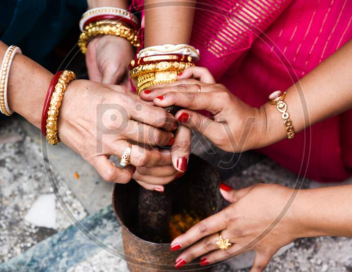 Women Are Performing Indian Bengali Wedding Rituals.