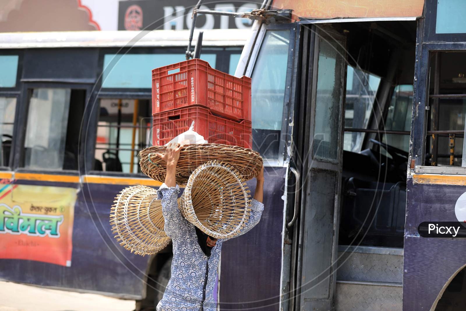 A Vendor Carries Baskets On His Head On A Hot Weather day In Prayagraj, May 26, 2020.