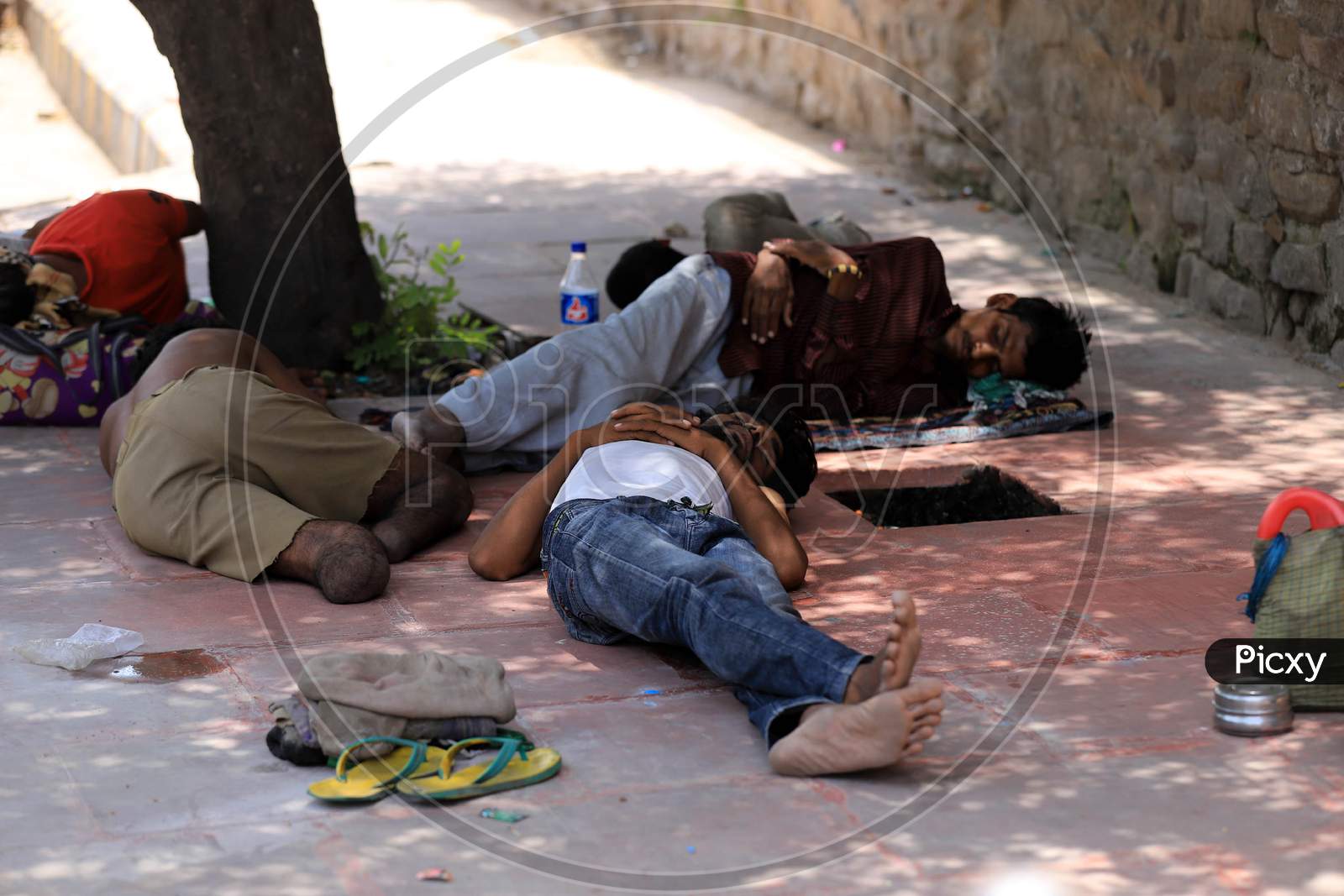 Homeless People Sleep On The Road Side On A Hot Day  In Prayagraj, May 26, 2020.