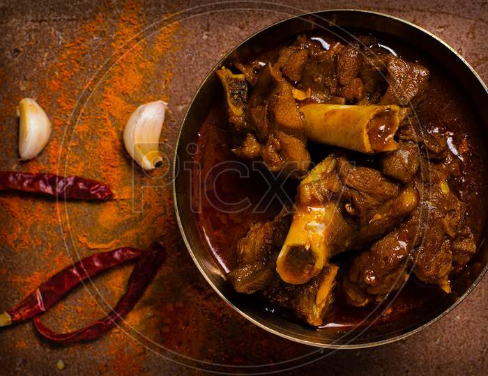 Mutton Kosha Garnish With Spices