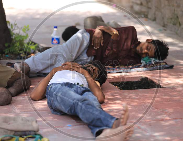 Homeless People Sleep On The Road Side On A Hot Day  In Prayagraj, May 26, 2020.