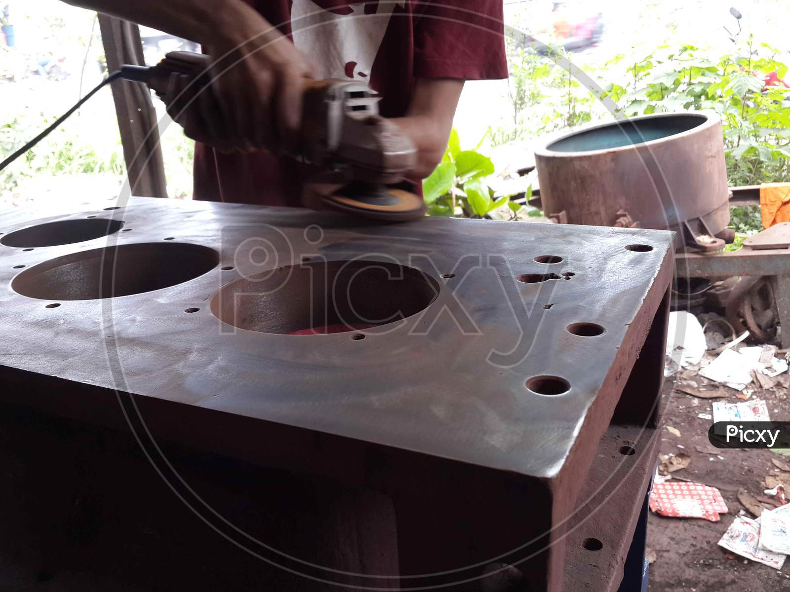 Mechanical work background : cleaning of casting surface