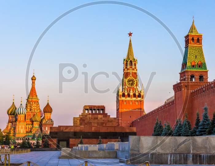 St. Basil Cathedral, Mausoleum Of Lenin And Kremlin - Moscow