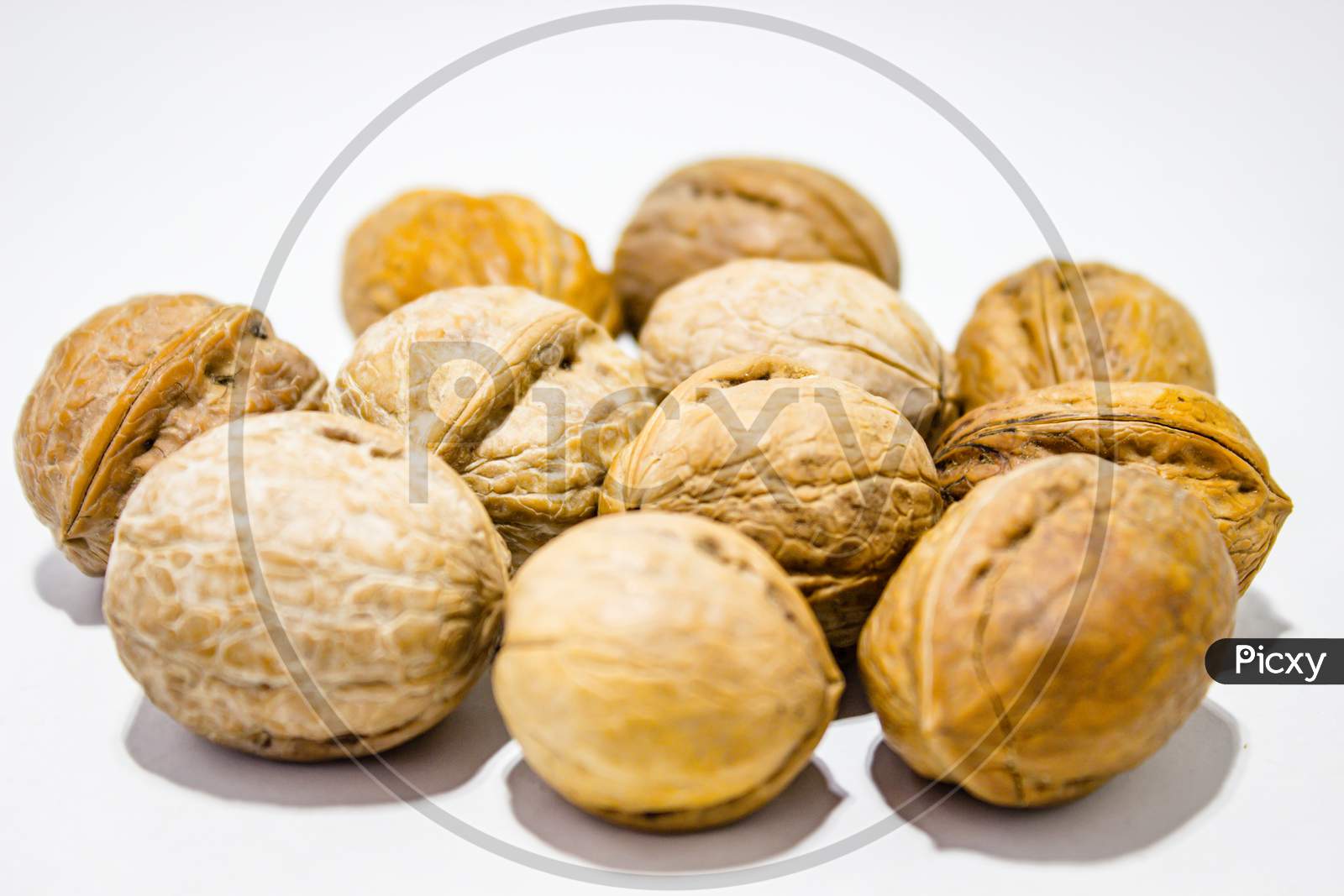 A picture of dry walnuts