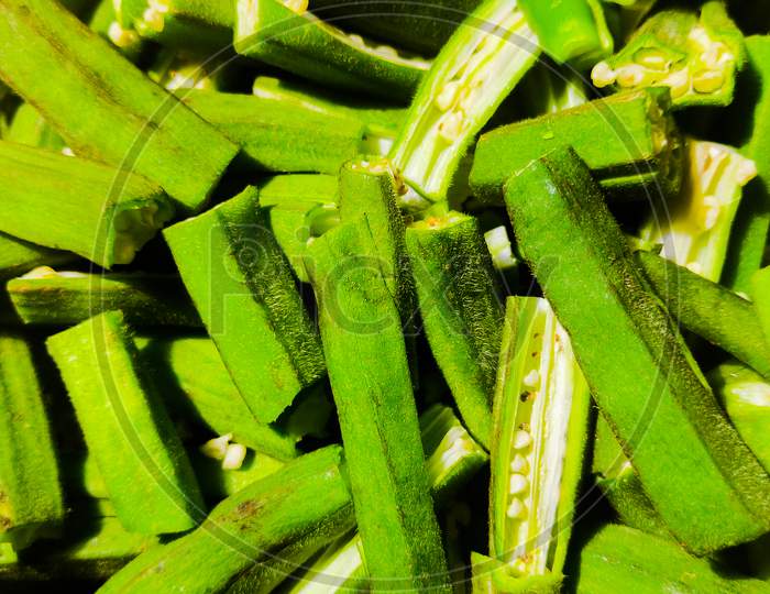 Green lady fingers sliced