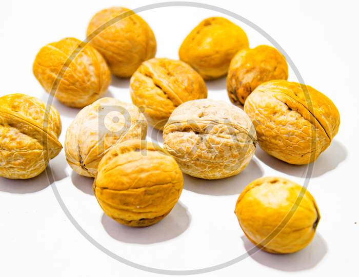 A picture of dry walnuts