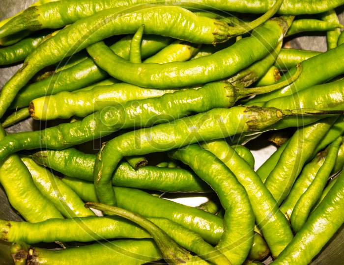 A picture of green chilies
