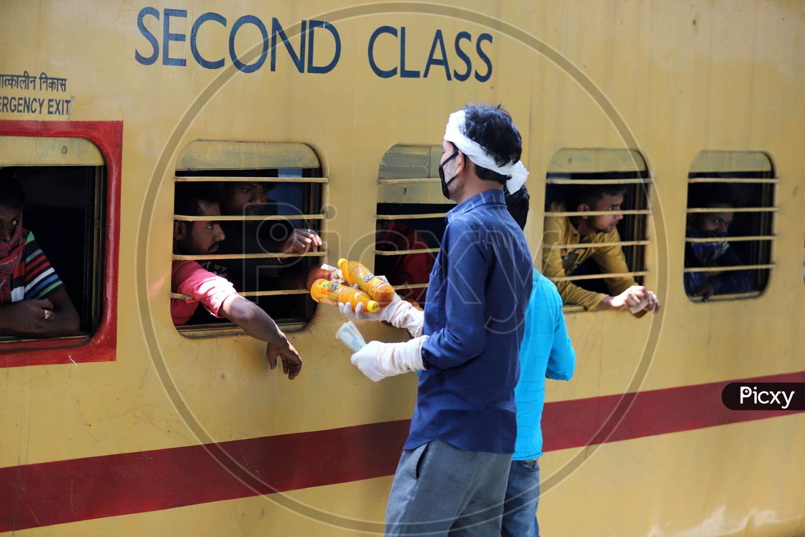 A Vendor  Selling Cold Drink To Migrants Who Arrived By A Special Train At Prayagraj Junction During Extended Nationwide Lockdown Amidst Coronavirus Or COVID-19 Pandemic, Prayagraj On May 30,2020