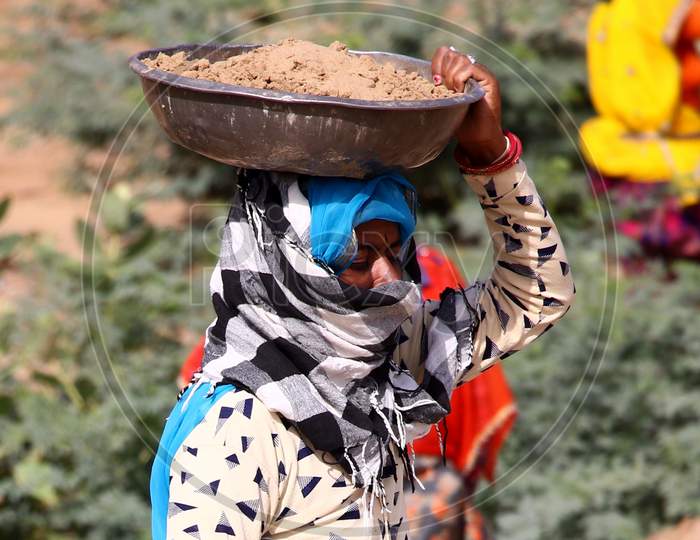 Image of Labourers Under Mahatma Gandhi National Rural Employment ...