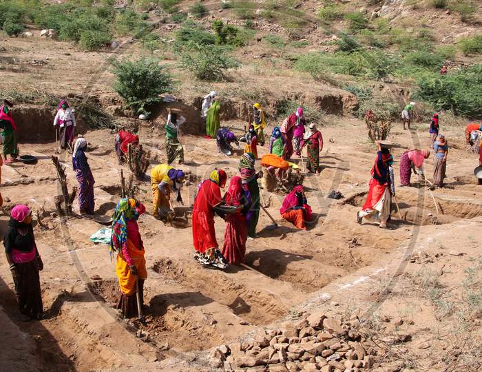Laborers Under Mahatma Gandhi National Rural Employment Guarantee Act (Mgnrega) Work At A Site On A Hot Day On The Outskirts Of Ajmer, Rajasthanon 29 May 2020.