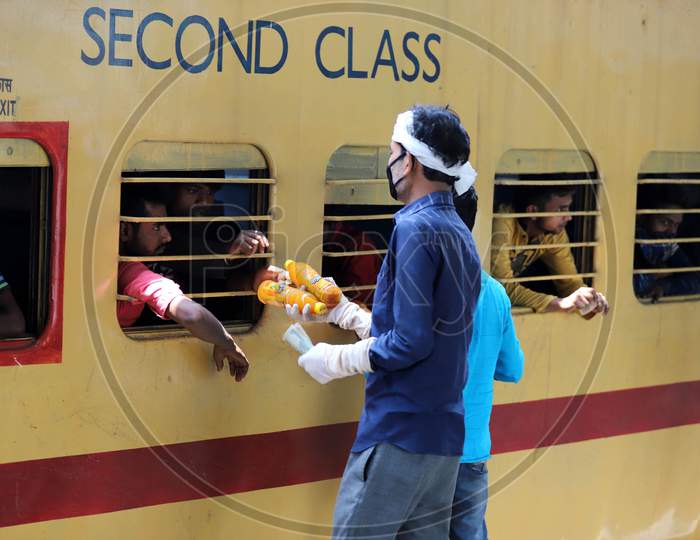 A Vendor  Selling Cold Drink To Migrants Who Arrived By A Special Train At Prayagraj Junction During Extended Nationwide Lockdown Amidst Coronavirus Or COVID-19 Pandemic, Prayagraj On May 30,2020