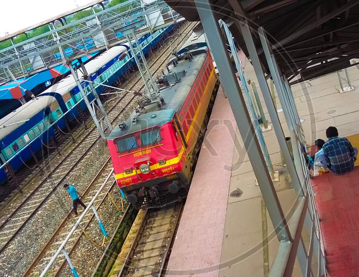 Howrah railway station images and track images