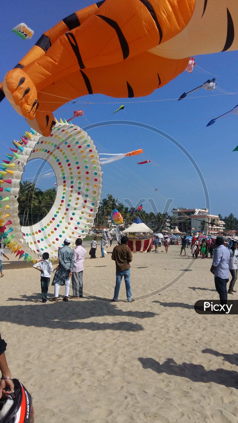 February 25, 2018 - Kerala, India: People Flying Kites On The Occasion On Kite Festival In Kovalam Beach, Kerala, India.