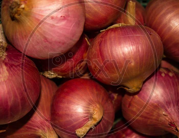 A picture of onions