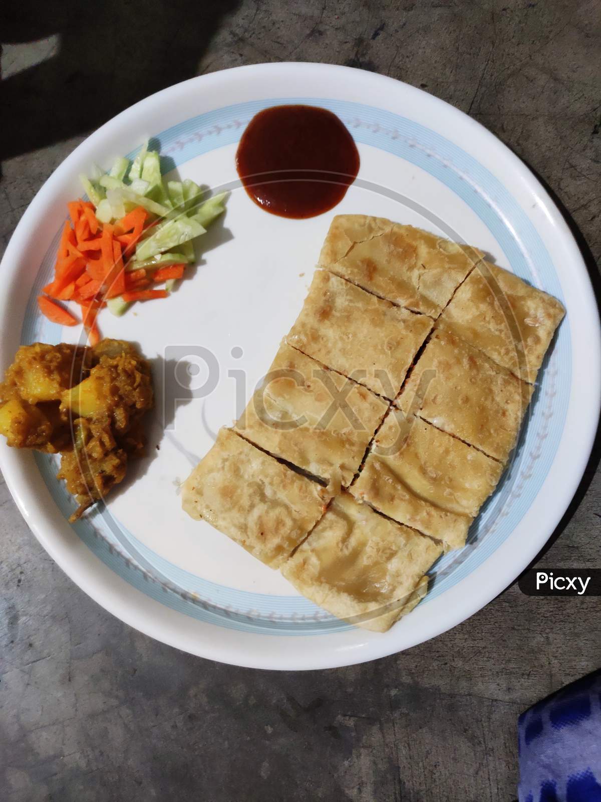 Moglai Parota and sauce in the plate.