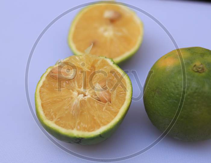 Yellow and green color whole ripe Sweet lime fruits or Citrus limetta