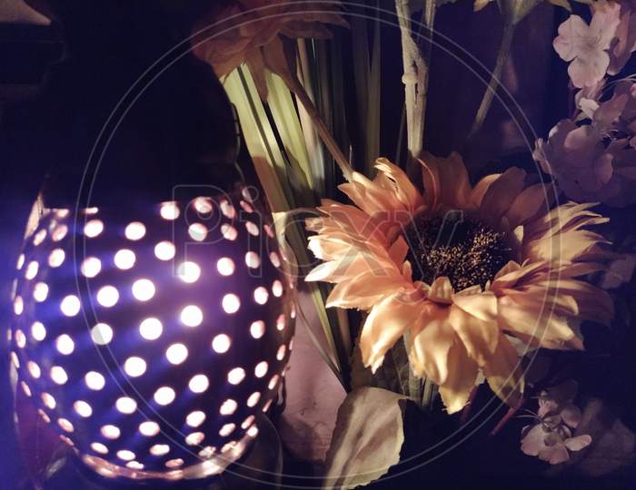 Lamp showdown with flower.