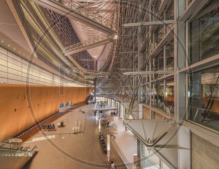 Inside view of Tokyo International Forum built in 1996 by Uruguayan architect Rafael Viñoly near Yurakucho station.