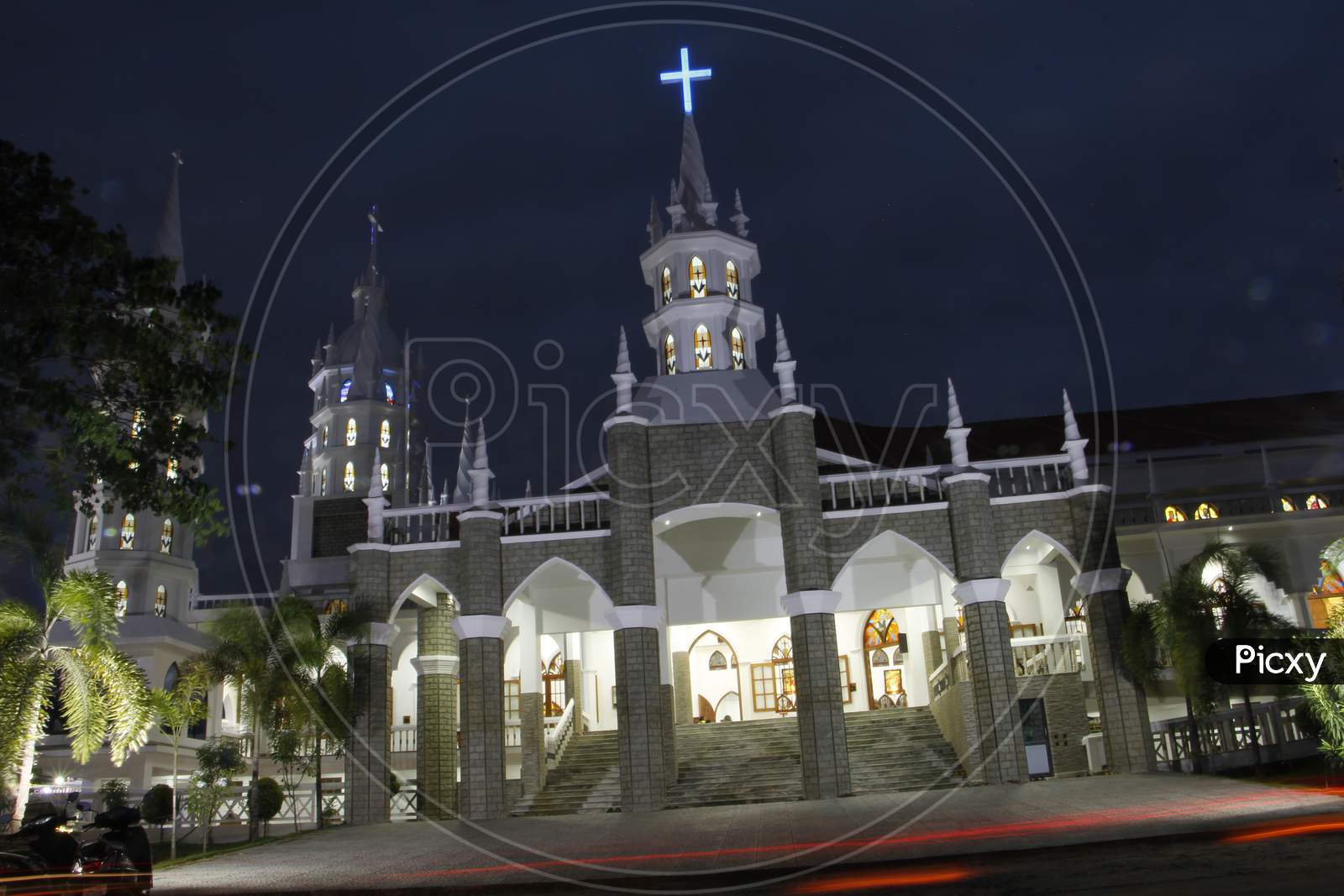Basilica of the Sacred Heart of Jesus church architecture