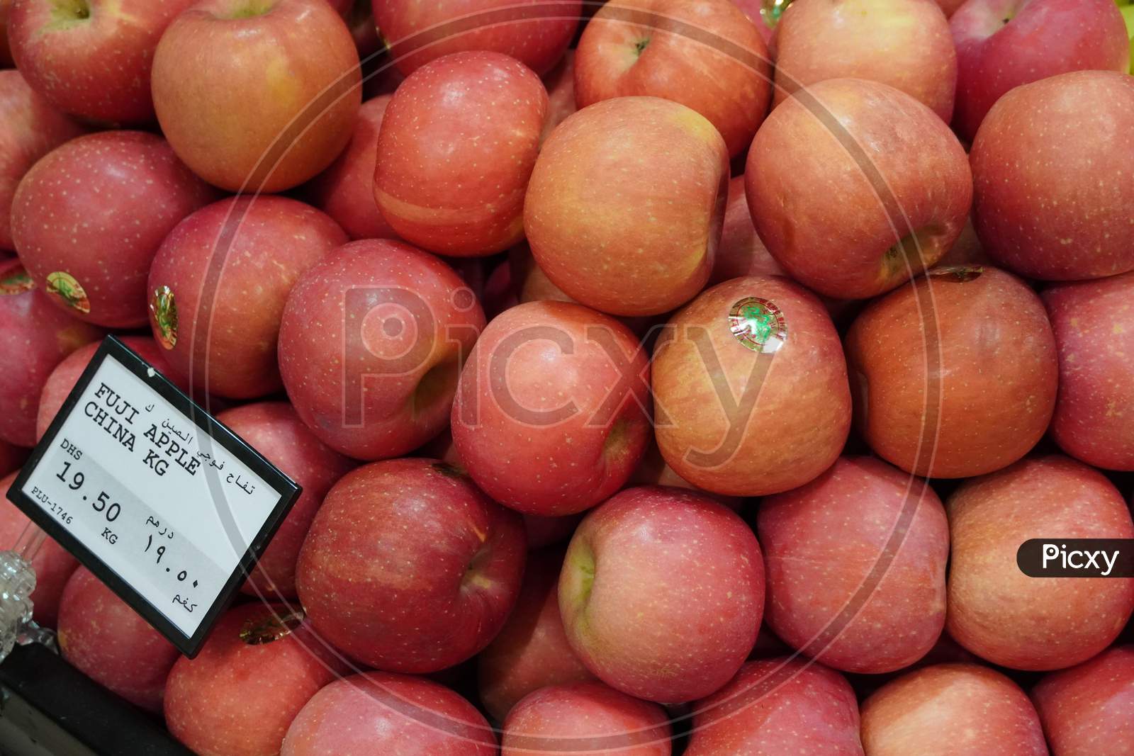 Dubai Uae - November 2019: Bunch Of Pink Apples On Boxes In Supermarket. Apple Put On Sale Shelves In The Supermarket. Fresh Ripe Apples Displayed Beautifully.