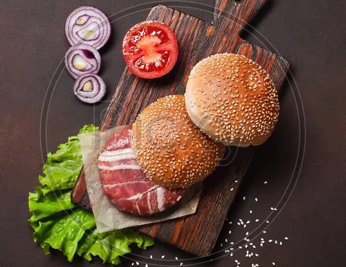 Hamburger Buns Meat products Vegetables Cutting board Food photo