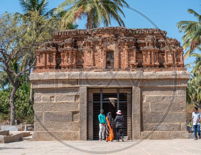 Visitors at Badavilinga Temple in Hampi