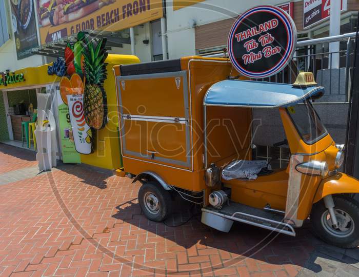 Pattaya,Thailand - April 11,2019:Beachroad This Is A Mobile Bar,Which Is Made To Sell Drinks.It Is In Front Of The Royal Garden Plaza.