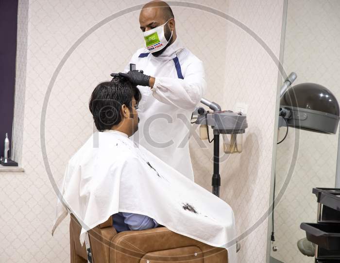 Rajasthan, India, April 24Th 2020: A Professional Hairdresser Wearing Mask And Gloves Cutting Hair To A Client, Salon And Barbershope Allowed To Reopen After Eases Out In Lockdown Due To Covid-19.