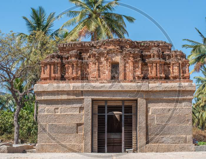 Badavilinga Temple in Hampi