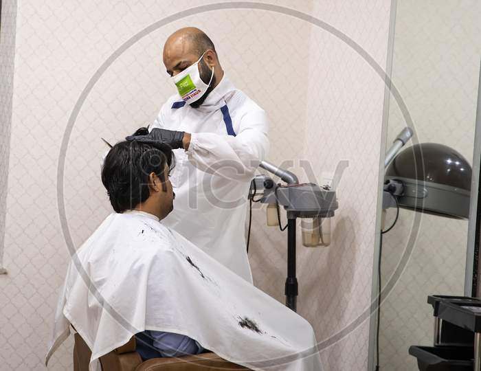 Rajasthan, India, April 24Th 2020: A Professional Hairdresser Wearing Mask And Gloves Cutting Hair To A Client, Salon And Barbershope Allowed To Reopen After Eases Out In Lockdown Due To Covid-19.