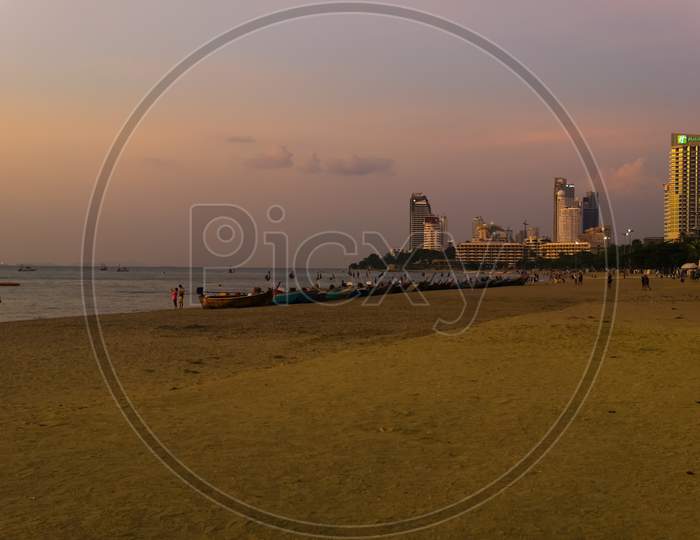 Pattaya,Thailand - October 29,2018: The Beach(Evening) At This Time Of Day Thai People And Tourists Come Here For Relaxing,Walking And Making Pictures.