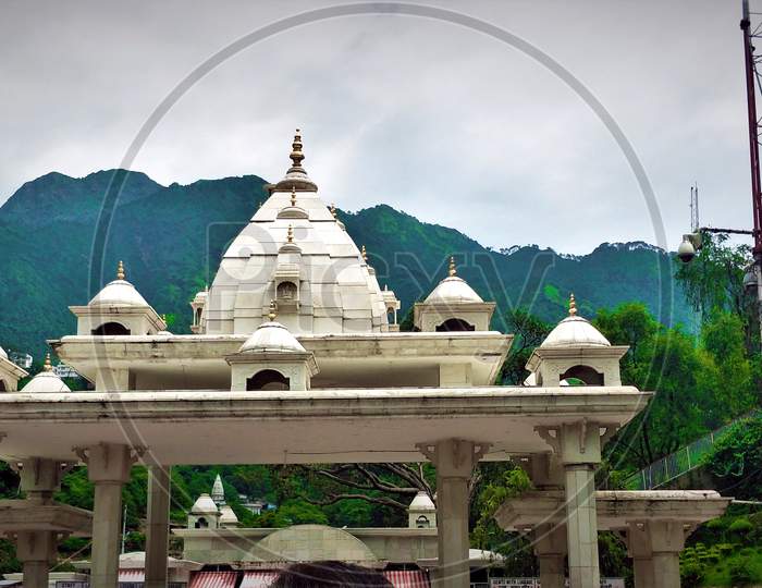 maa vaishno devi temple in mountains