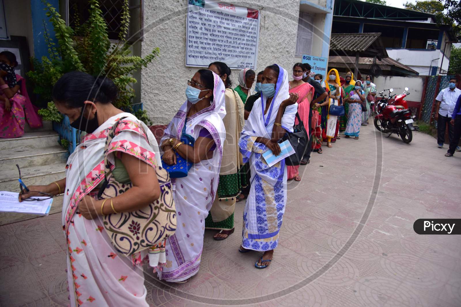 Nagaon : People Stand In A Queue Outside A Sbi Bank During The Ongoing Covid-19 Nationwide Lockdown In Nagaon District Of Assam On May 4,2020.Pix By Anuwar Hazarika