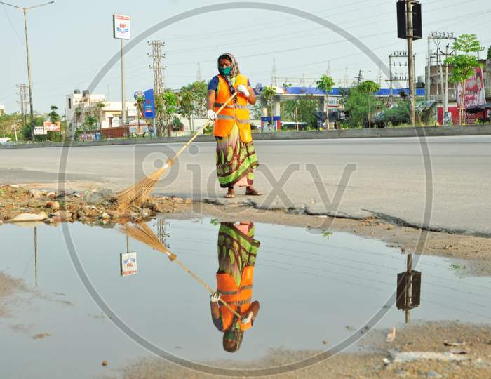 Sanitary worker cleaning a road in Hyderabad