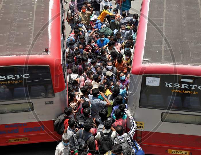 Covid-19 LockdownPeople attempt to board public transport buses during the nationwide lockdown to stop the spread of Coronavirus (COVID-19) in Bangalore, India, May 03, 2020.