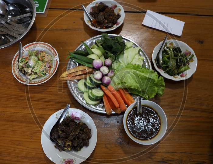 Burmese dishes served in Bowls