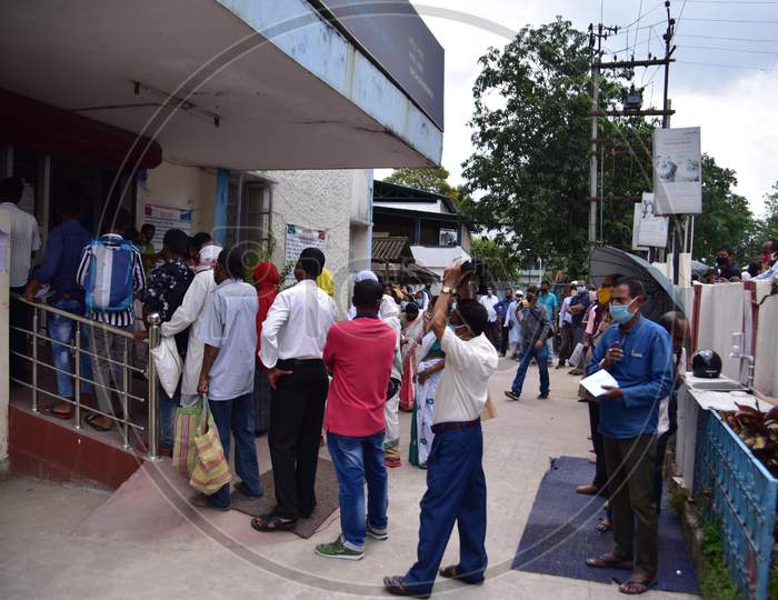 Nagaon : People Stand In A Queue Outside A Sbi Bank During The Ongoing Covid-19 Nationwide Lockdown In Nagaon District Of Assam On May 4,2020.Pix By Anuwar Hazarika