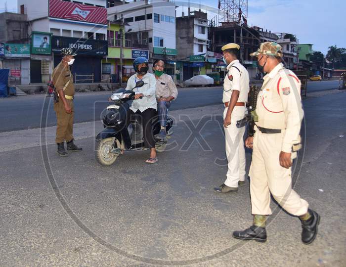 Nagaon :Police Personnel Question Commuters Who Defied Curfew In The Third Phase Of Covid-19 Lockdown, In Nagaon District Of Assam On May 04,2020.In Assam In Terms Of The Curfew Period Advanced By An Hour  From 6 Pm To 6 Am.Pix By Anuwar Hazarika
