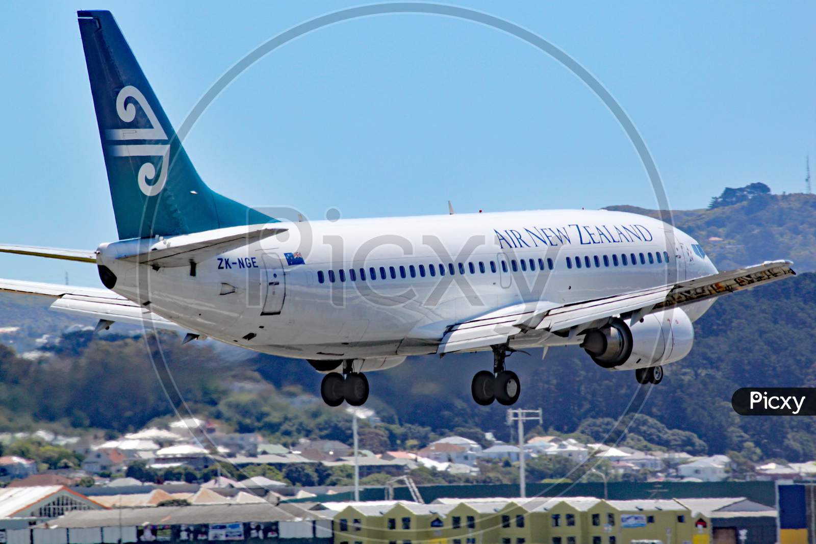 An Air New Zealand Boeing 737-3U3 Comes In To Land At Wellington Airport, New Zealand. This Aircraft Has Subsequently Left The Fleet.