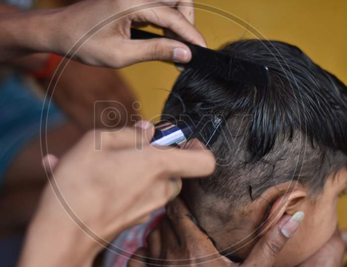after corona virus lockdown every people in quarantine so man cut a boy hair at home with trimmer