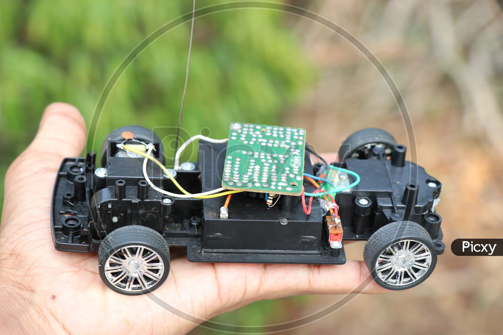 Wireless Remote Control Car With Its Inside Circuit