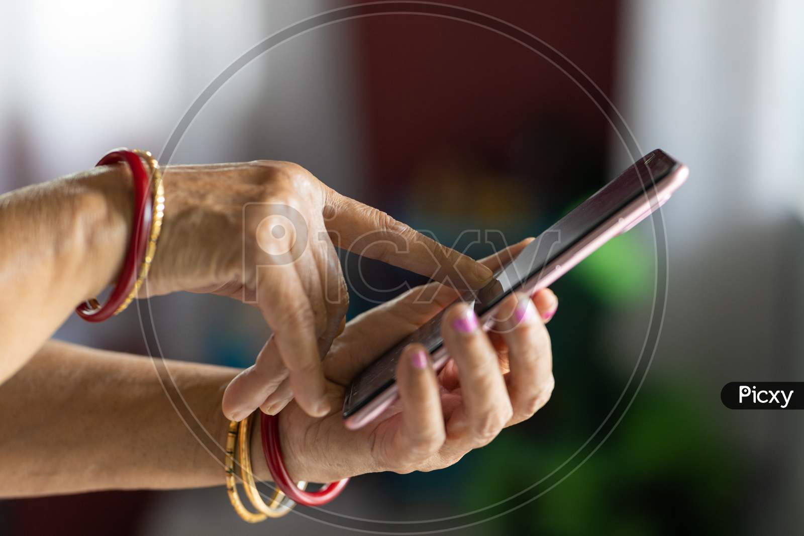 Closeup Shot Of Senior Woman'S Hand Holding Mobile Phone And Browsing