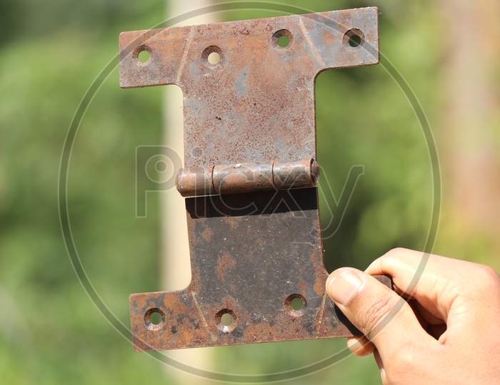 Hinges Used In Supporting Doors To Open And Close Hand Held