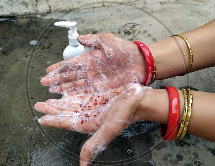 a women washing hand save from corona