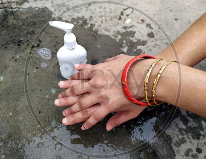 a women washing hand save from corona